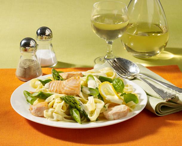 Nudeln Mit Grunem Spargel Und Lachs Rezept Lecker