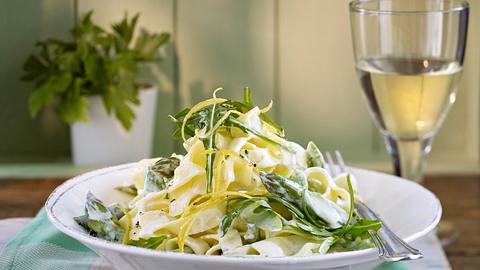 Nudeln mit grünem Spargel in Zitronenrahm Rezept - Foto: House of Food / Bauer Food Experts KG