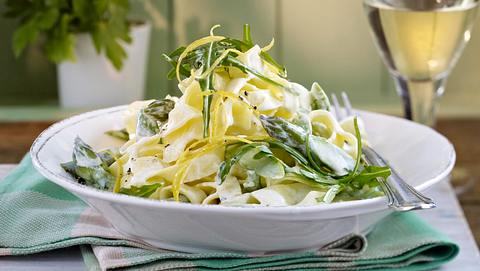 Nudeln mit grünem Spargel in Zitronenrahm Rezept - Foto: House of Food / Bauer Food Experts KG