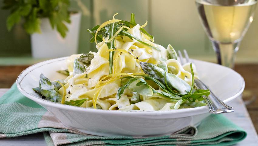 Nudeln mit grünem Spargel in Zitronenrahm Rezept - Foto: House of Food / Bauer Food Experts KG