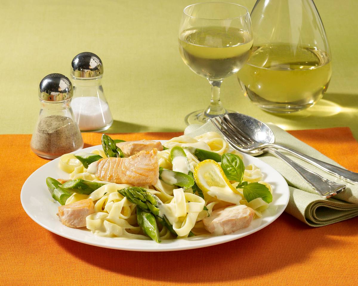 Nudeln mit grünem Spargel und Lachs Rezept