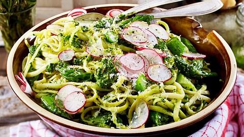 Nudeln mit grünem Spargel und Spinat-Pesto - Foto: House of Food / Bauer Food Experts KG