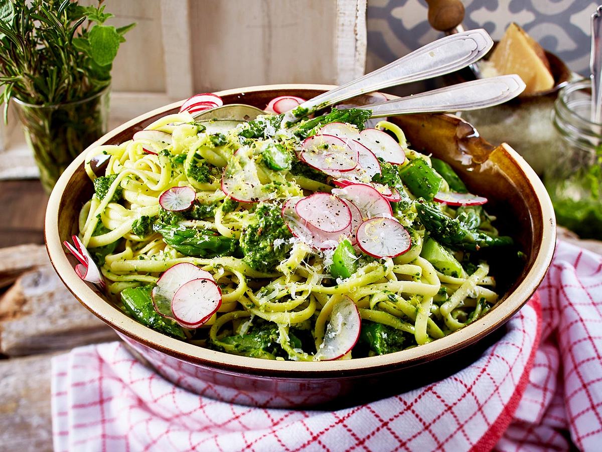 Nudeln mit grünem Spargel und Spinat-Pesto Rezept