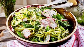 Nudeln mit grünem Spargel und Spinat-Pesto Rezept - Foto: House of Food / Bauer Food Experts KG