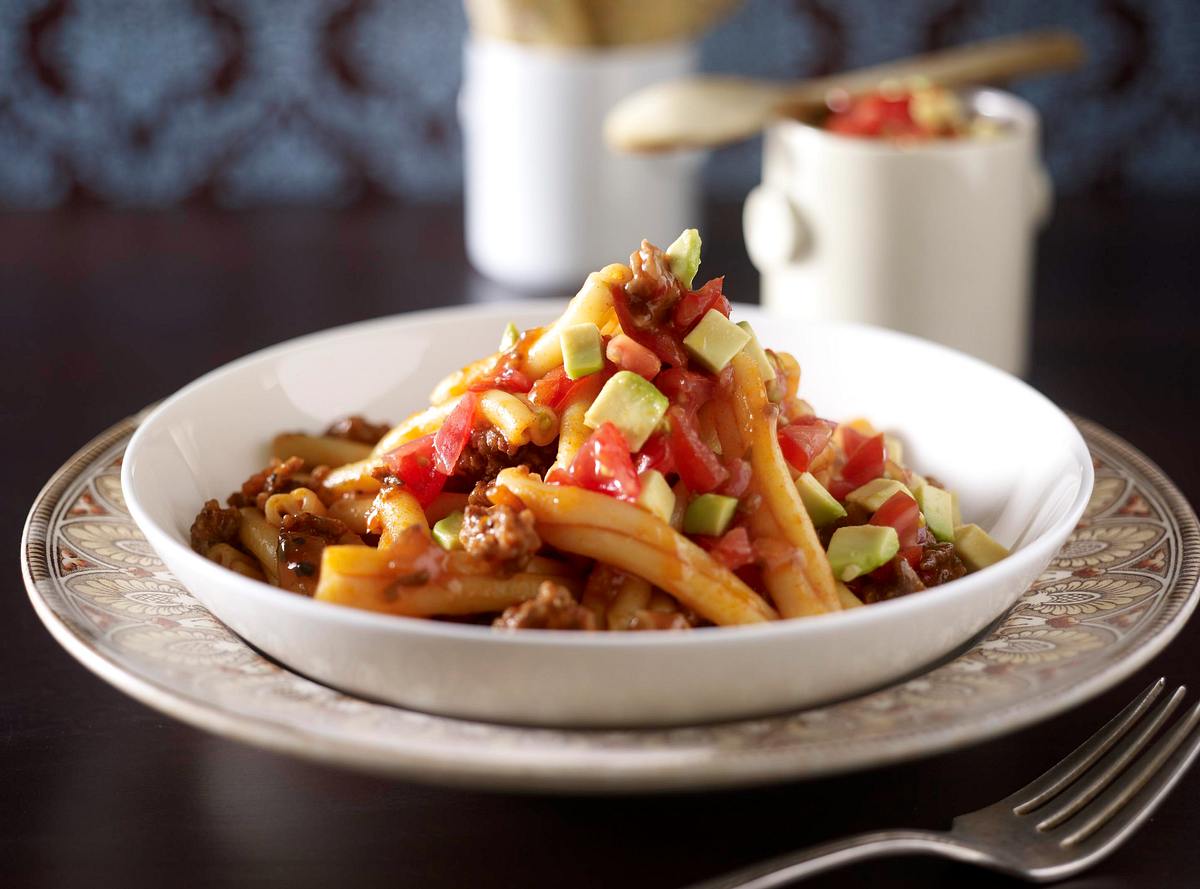 Nudeln mit Hack-Chilisoße und Avocado Rezept