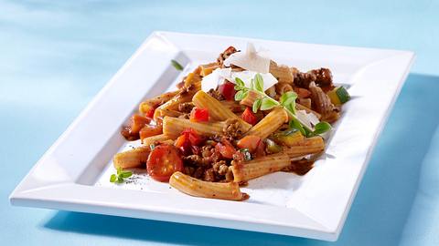 Nudeln mit Hack-Gemüse-Bolognese Rezept - Foto: House of Food / Bauer Food Experts KG