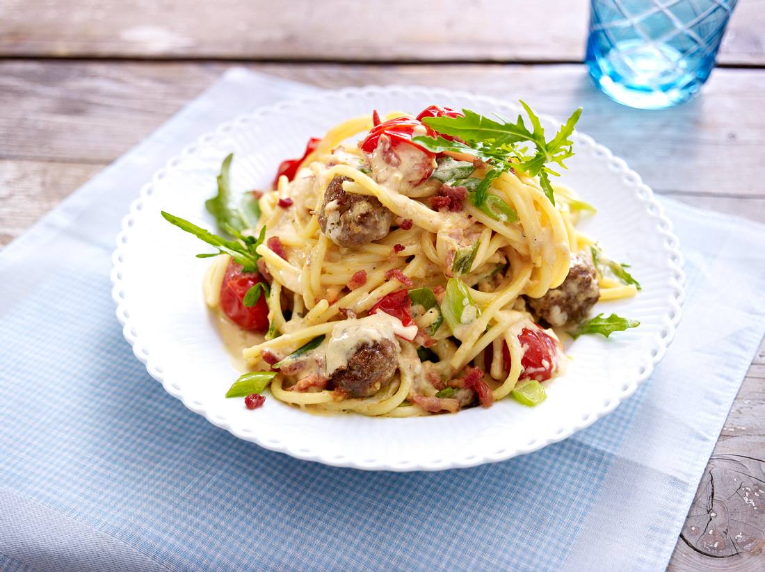 Nudeln mit Hackbällchen, Kirschtomaten und Frischkäsesoße Rezept | LECKER