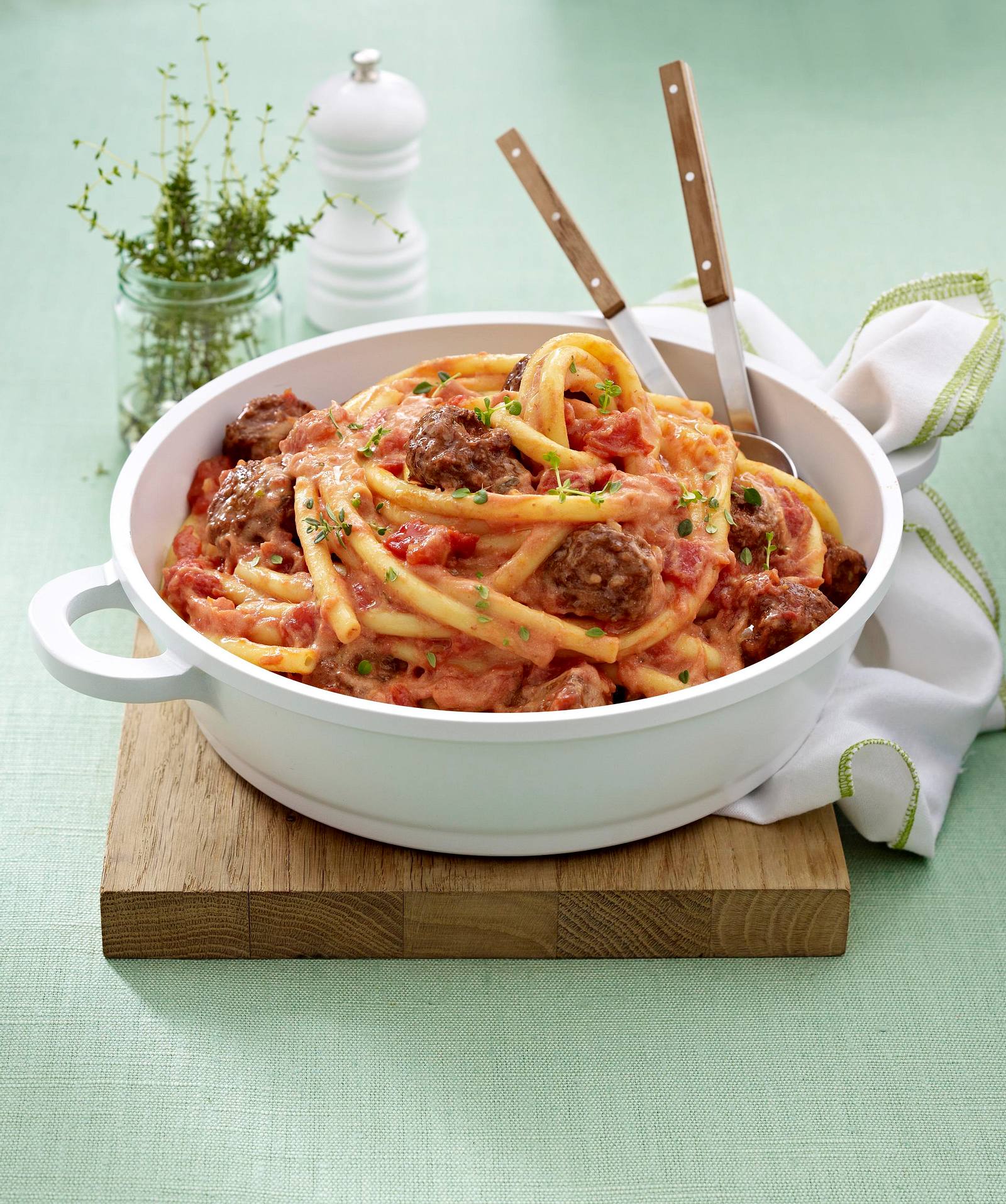 Nudeln mit Hackbällchen und Ricotta-Tomatensoße Rezept | LECKER