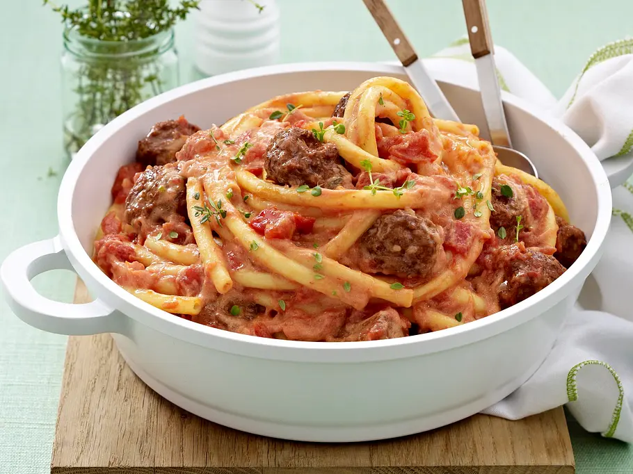 Nudeln mit Hackbällchen und Ricotta-Tomatensoße Rezept