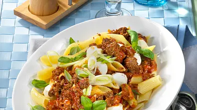 Nudeln mit Hackfleisch-Mozzarella-Soße Rezept - Foto: LECKER @ Bauer Media Group