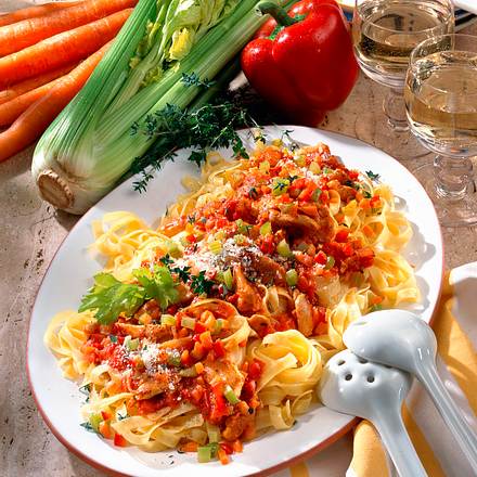 Nudeln mit Hähnchen-Bolognese Rezept Nudeln mit Hähnchen-Bolognese Rezept