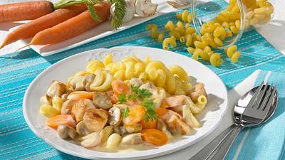 Nudeln mit Hähnchen-Pilz-Rahm-Soße mit Möhren Rezept - Foto: House of Food / Bauer Food Experts KG