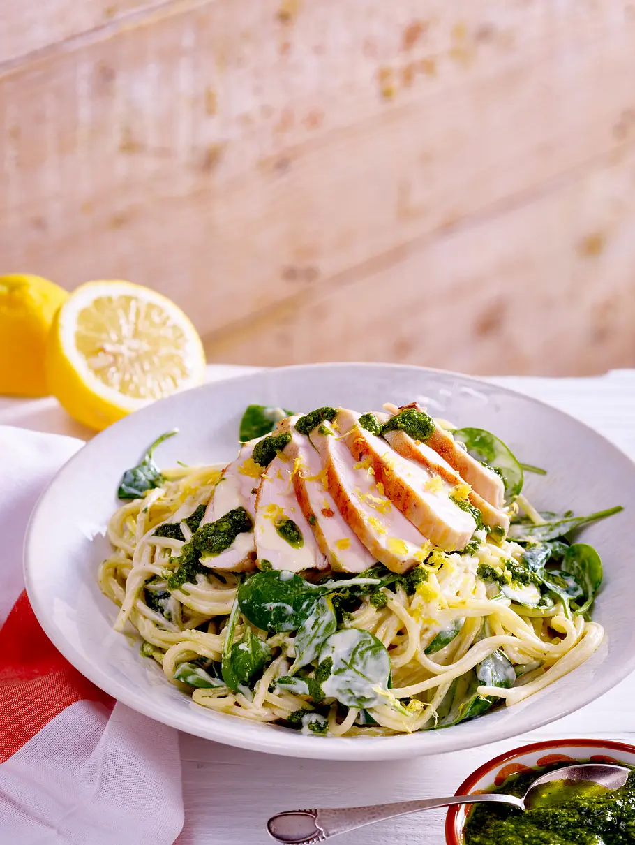 Nudeln mit Hähnchen, Spinat und Pesto Rezept Nudeln mit Hähnchen, Spinat und Pesto Rezept