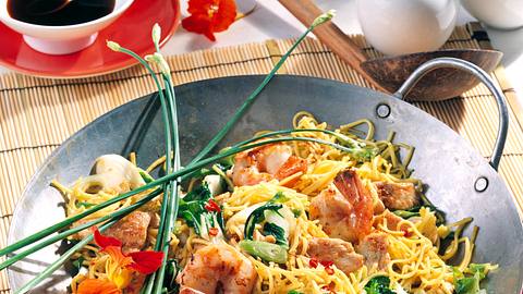 Nudeln mit Hähnchen & Garnelen Rezept - Foto: House of Food / Bauer Food Experts KG
