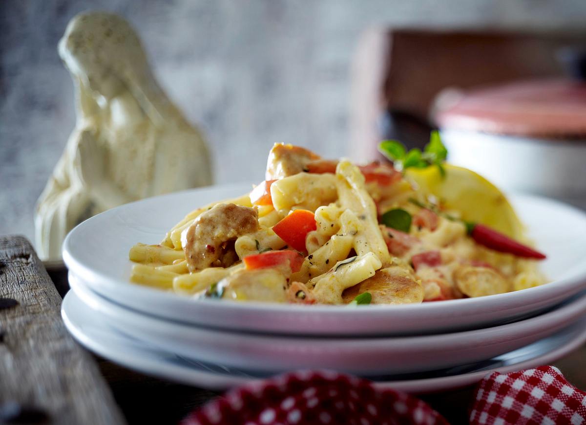 Nudeln mit Hähnchenfiletstreifen und Paprika-Frischkäsesoße Rezept