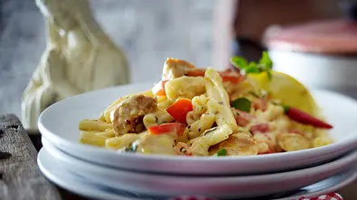 Nudeln mit Hähnchenfiletstreifen und Paprika-Frischkäsesoße Rezept - Foto: LECKER @ Bauer Media Group