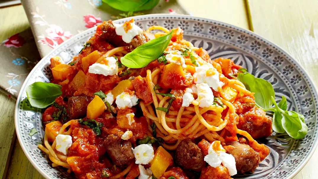 Nudeln mit Kürbis-Tomatensoße und Salsicce Rezept - Foto: LECKER @ Bauer Media Group Nudeln mit Kürbis-Tomatensoße und Salsicce Rezept - Foto: LECKER @ Bauer Media Group