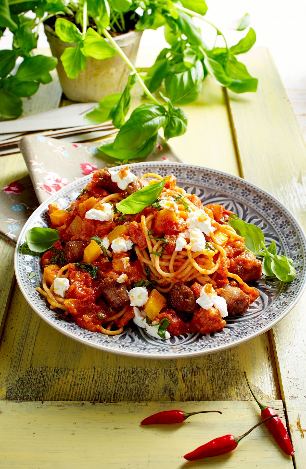 Nudeln mit Kürbis-Tomatensoße und Salsicce Rezept