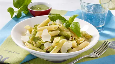Nudeln mit leichtem Joghurt-Pesto Rezept - Foto: LECKER @ Bauer Media Group
