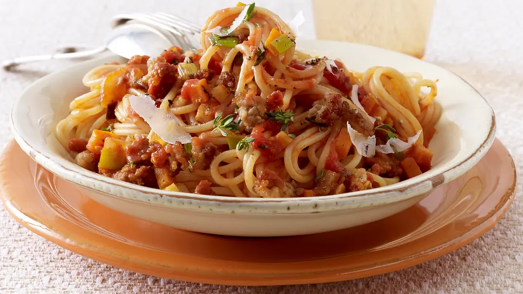 Nudeln mit leichter Bolognese-Soße Rezept - Foto: LECKER @ Bauer Media Group Nudeln mit leichter Bolognese-Soße Rezept - Foto: LECKER @ Bauer Media Group