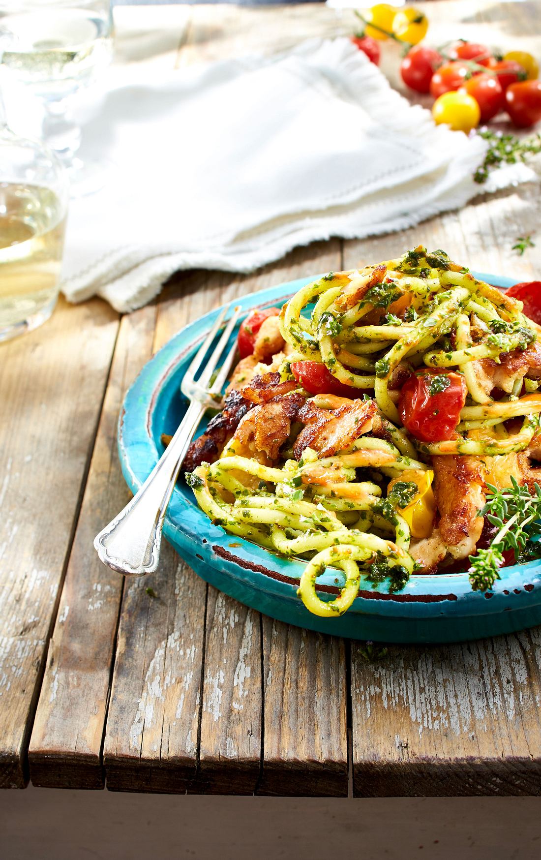 Nudeln mit Mandelpesto und Hähnchenstreifen Rezept | LECKER