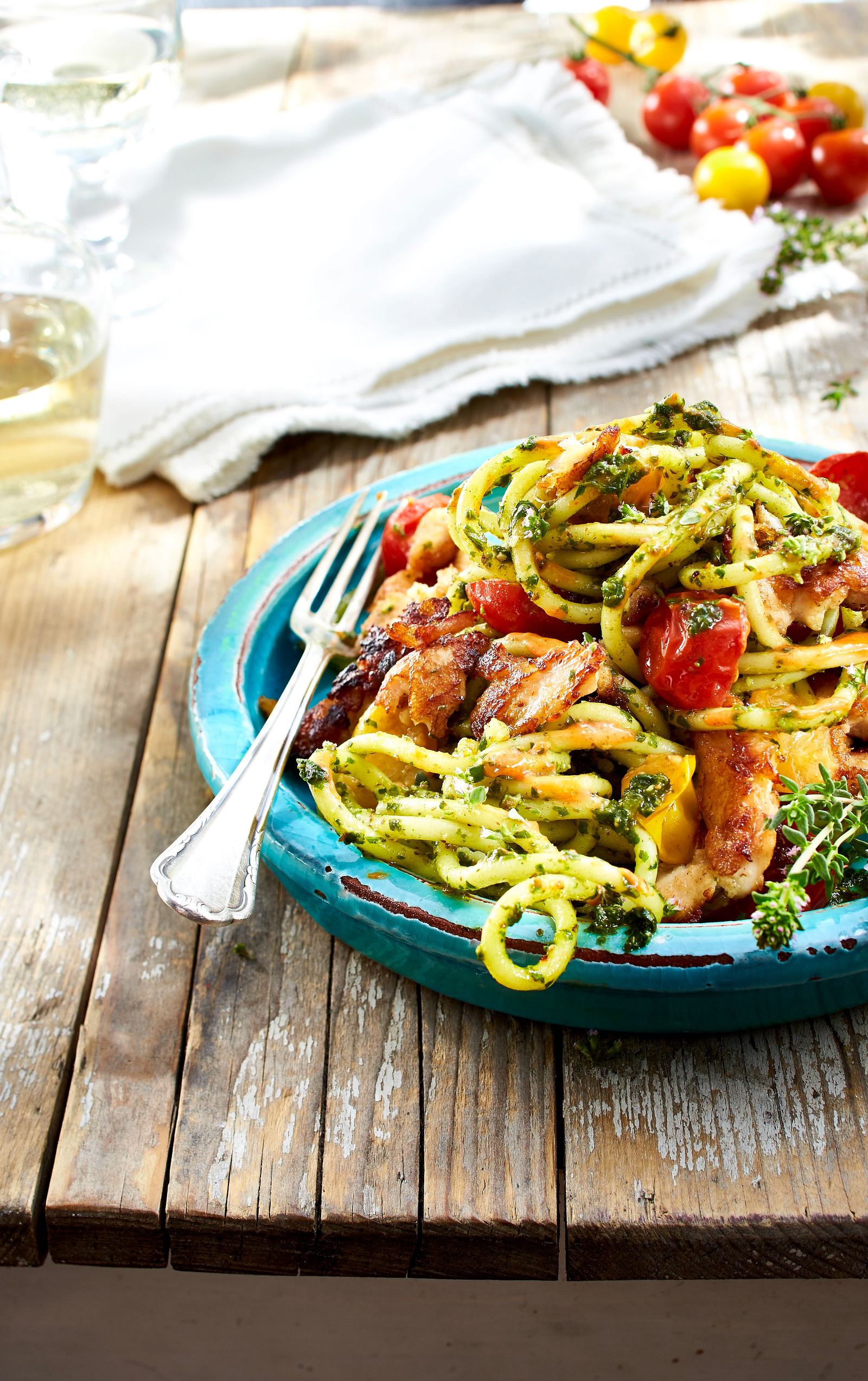Nudeln mit Mandelpesto und Hähnchenstreifen Rezept | LECKER