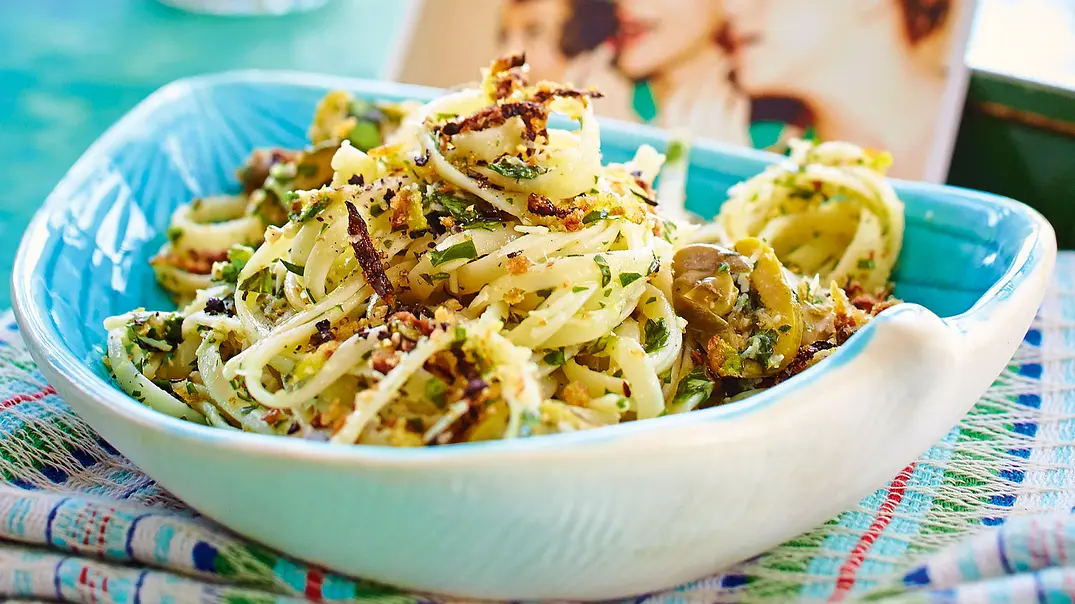 Nudeln mit Oliven, Kapern und Zucchini Rezept - Foto: LECKER @ Bauer Media Group Nudeln mit Oliven, Kapern und Zucchini Rezept - Foto: LECKER @ Bauer Media Group