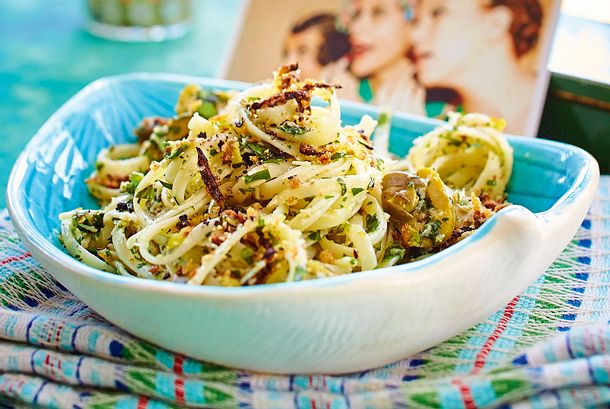 Nudeln mit Oliven, Kapern und Zucchini