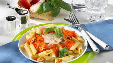 Nudeln mit Paprika-Pesto Rezept - Foto: LECKER @ Bauer Media Group