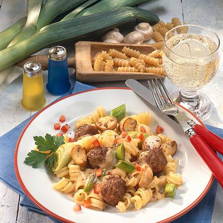 Nudeln mit Pilzen und Hackbällchen Rezept Nudeln mit Pilzen und Hackbällchen Rezept