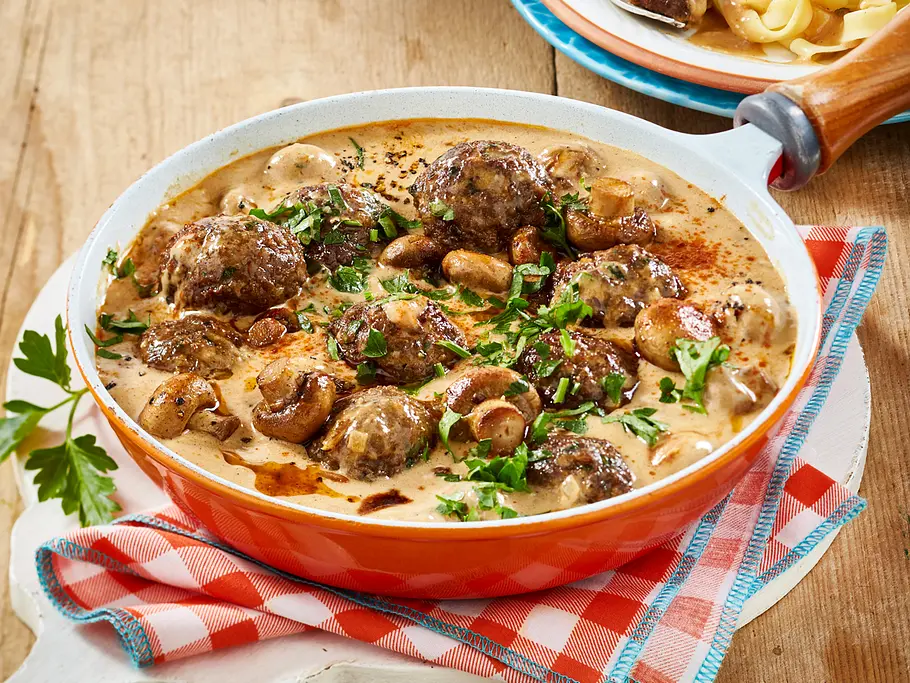 Nudeln mit Pilzsoße und Hackbällchen Rezept Nudeln mit Pilzsoße und Hackbällchen Rezept