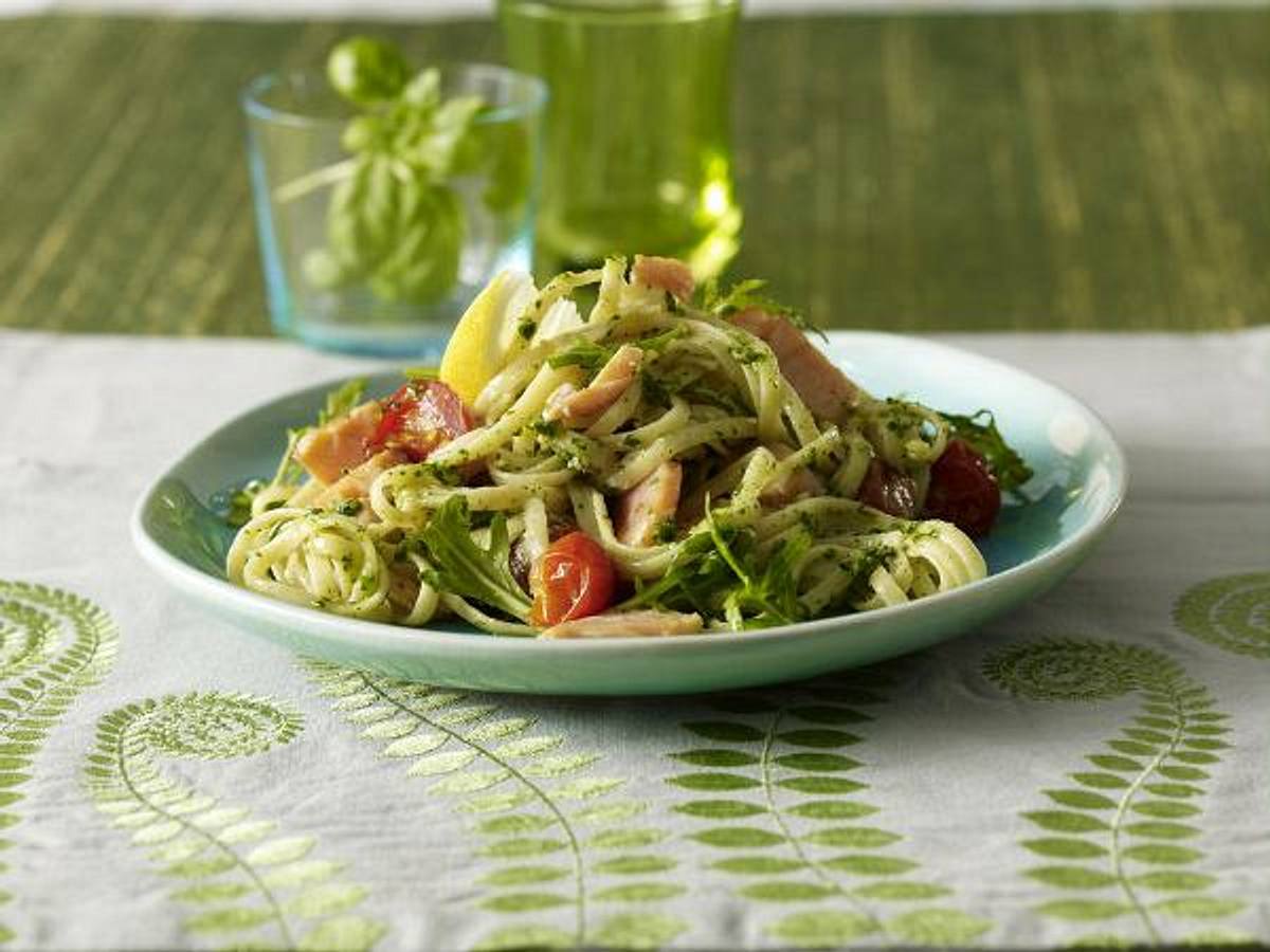 Nudeln mit Räucherlachs und Zitronenpesto Rezept