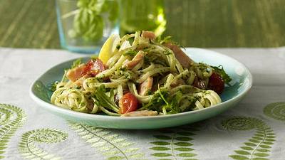 Nudeln mit Räucherlachs und Zitronenpesto Rezept - Foto: House of Food / Bauer Food Experts KG