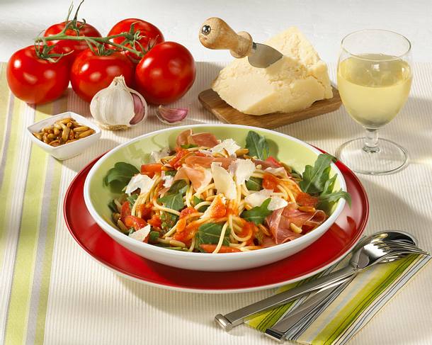Nudeln mit Rauke und Parmaschinken Rezept Nudeln mit Rauke und Parmaschinken Rezept