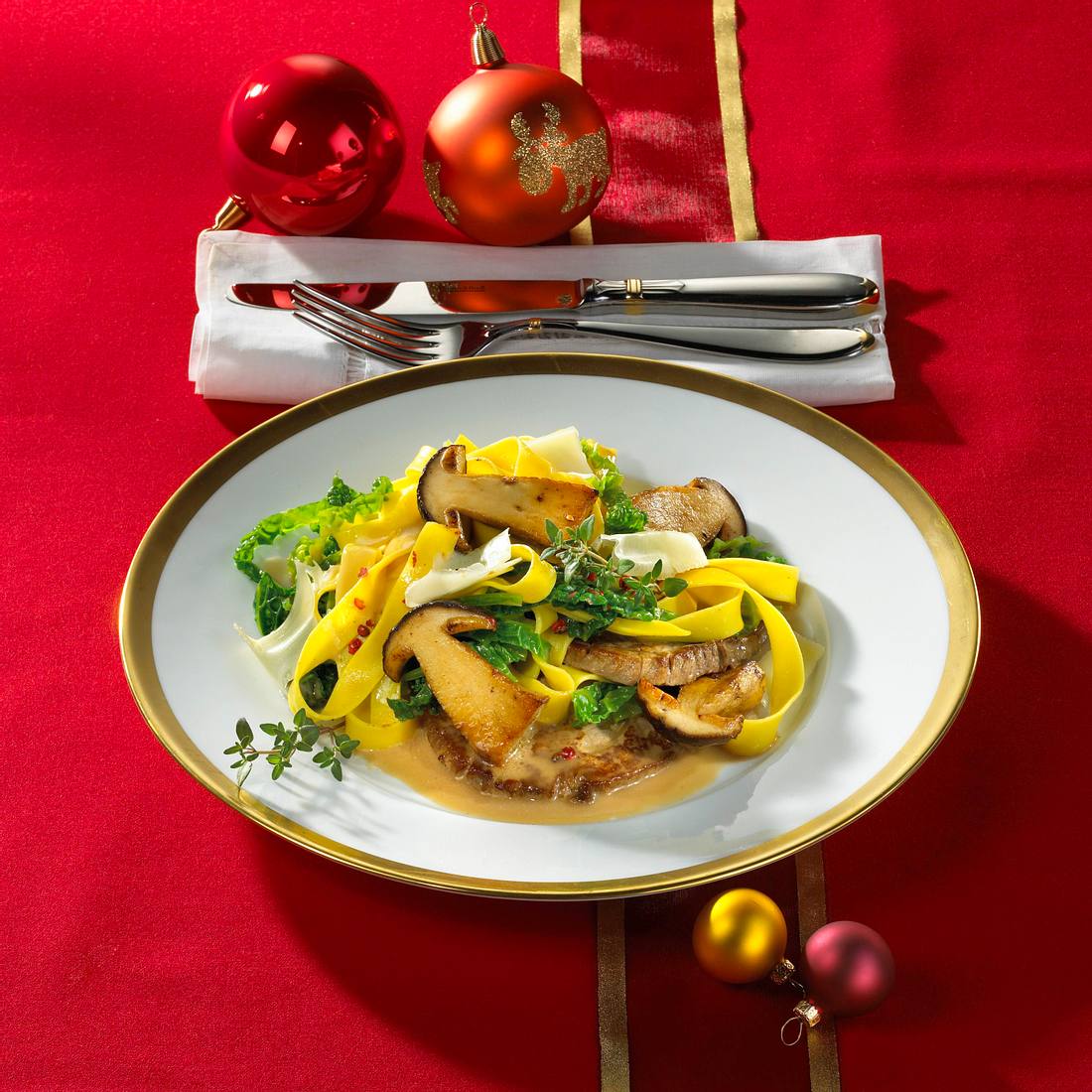 Nudeln mit Rinderfilet in Steinpilzsoße Rezept | LECKER