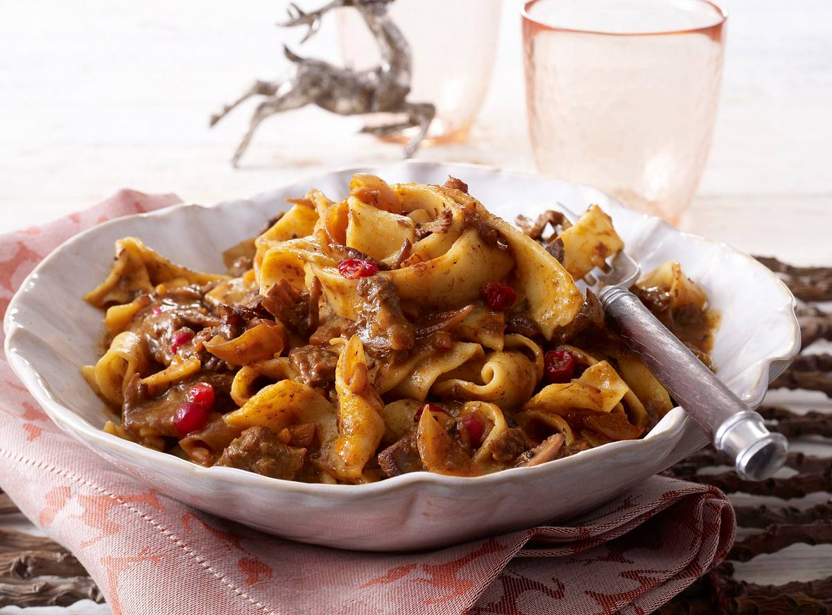 Nudeln mit Rinder­ragout & Cranberrys Rezept