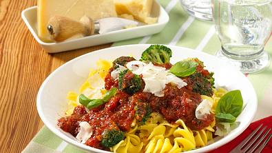 Nudeln mit scharfer Tomatensoße und Brokkoli Rezept - Foto: LECKER @ Bauer Media Group