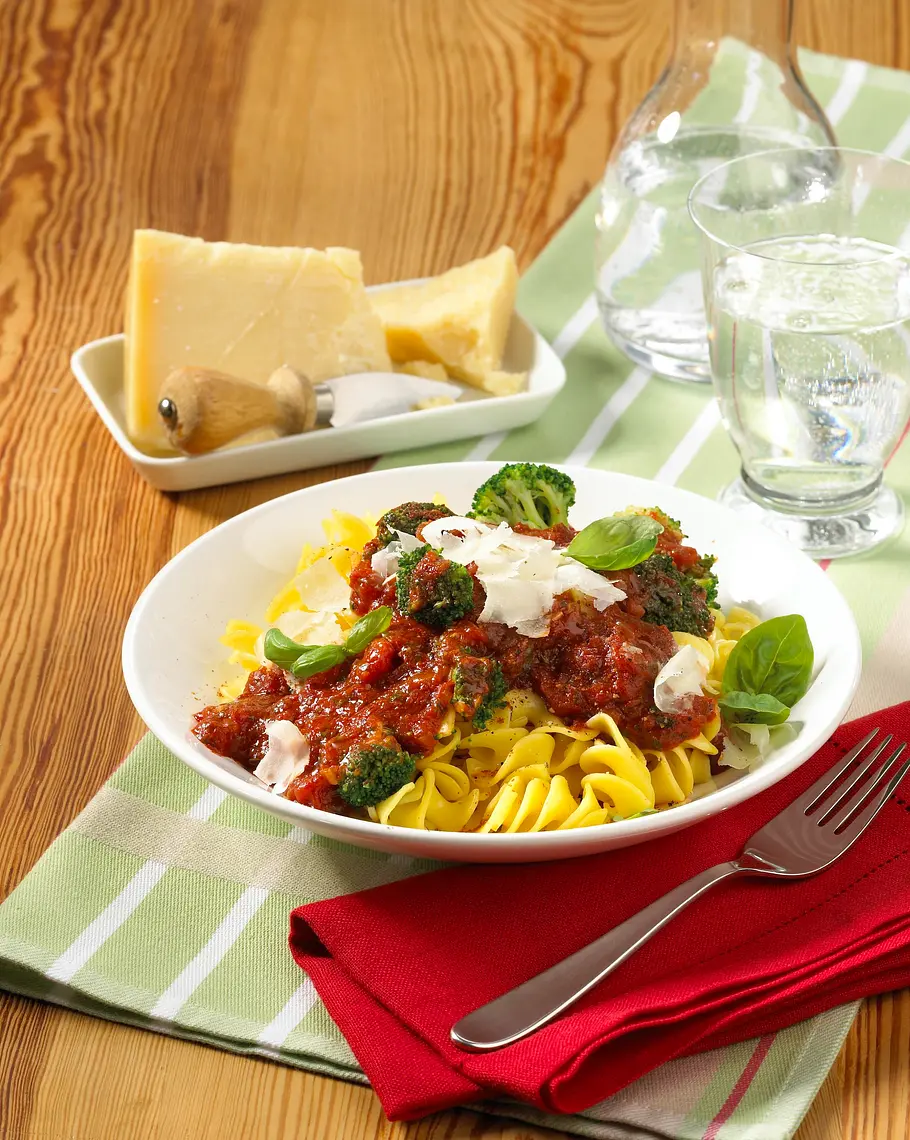 Nudeln mit scharfer Tomatensoße und Brokkoli Rezept Nudeln mit scharfer Tomatensoße und Brokkoli Rezept