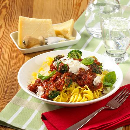 Nudeln mit scharfer Tomatensoße und Brokkoli Rezept Nudeln mit scharfer Tomatensoße und Brokkoli Rezept