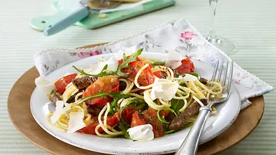 Nudeln mit Schmortomaten und Rinderfilet Rezept - Foto: LECKER @ Bauer Media Group