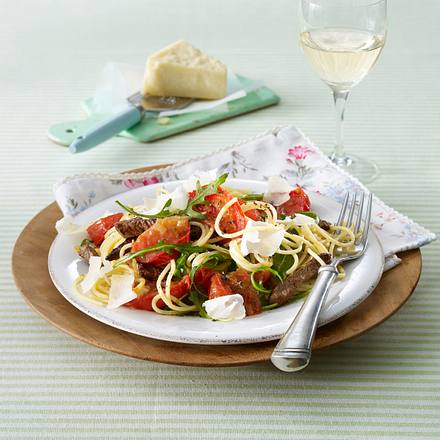 Nudeln mit Schmortomaten und Rinderfilet Rezept Nudeln mit Schmortomaten und Rinderfilet Rezept