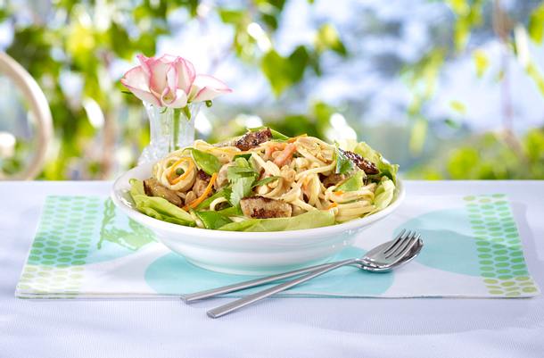 Nudeln mit Schweineschnitzel und Erdnüssen Rezept Nudeln mit Schweineschnitzel und Erdnüssen Rezept