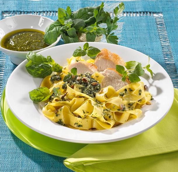 Nudeln mit Sommer-Pesto und Hähnchenfilet Rezept Nudeln mit Sommer-Pesto und Hähnchenfilet Rezept