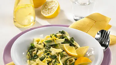 Nudeln mit Spinat in Zitronensoße Rezept - Foto: LECKER @ Bauer Media Group