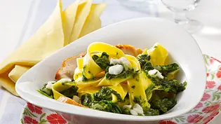 Nudeln mit Spinatsoße und Hähnchenfilet Rezept - Foto: LECKER @ Bauer Media Group