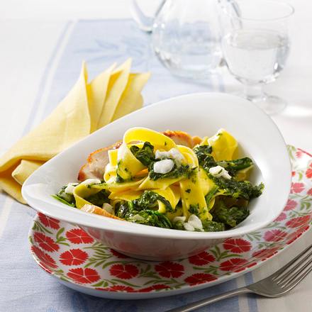 Nudeln mit Spinatsoße und Hähnchenfilet Rezept Nudeln mit Spinatsoße und Hähnchenfilet Rezept