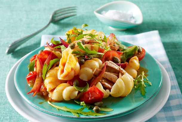 Nudeln mit Thunfisch in Tomaten-Kapern-Soße Rezept Nudeln mit Thunfisch in Tomaten-Kapern-Soße Rezept