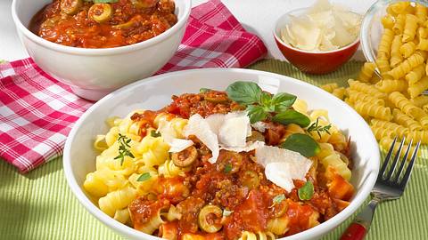 Nudeln mit Tomaten-Hack-Soße und Parmesan Rezept - Foto: House of Food / Bauer Food Experts KG