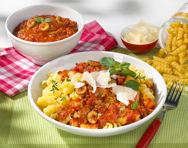 Nudeln mit Tomaten-Hack-Soße und Parmesan Rezept Nudeln mit Tomaten-Hack-Soße und Parmesan Rezept