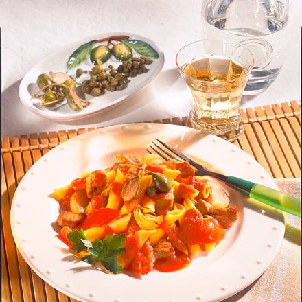 Nudeln mit Tomaten-Kapernsoße Rezept Nudeln mit Tomaten-Kapernsoße Rezept